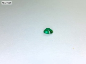 Elegante Esmeralda Ovalada Natural de Zambia, Selección de Esmeraldas, 0.88ct, Gema Suelta Premium con Acabado Superior para Joyería - Product Image 3
