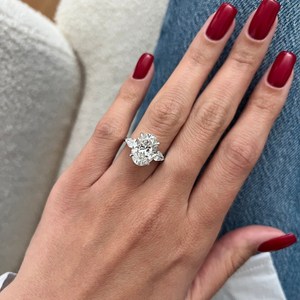 Anillo de Compromiso de Lujo con Diamante Ovalado de 5 Quilates, Cultivado en Laboratorio, E VVS2, Tres Piedras, con Piedras Laterales en Forma de Pera, Oro Blanco de 14K, Certificado IGI - Product Image 3