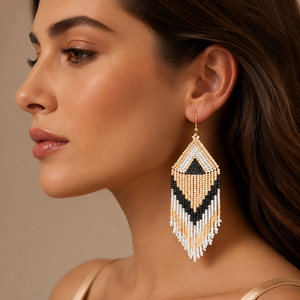 Boucles d'oreilles créoles longues bohèmes faites à la main Sstringz avec pompons et perles de rocaille pour femme, en acrylique et alliage de zinc, idéales pour les fêtes - Product Image 5