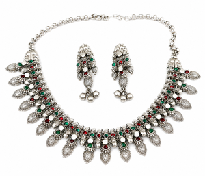 Parure de bijoux de mariage ethnique bohème pour femme, collier et boucles d'oreilles plaqués or avec cristaux rouges et verts sertis clos - Product Image 1
