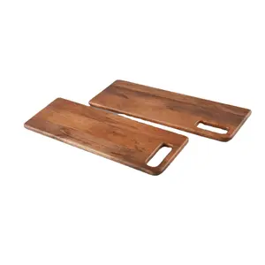 Planche à découper rectangulaire en bois marron, élégantes planches à découper en bois de premier plan avec une poignée parfaitement prise en main