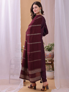 Ensemble Kurta en soie brodée violette avec pantalon et dupatta, vêtements décontractés pour femmes, style traditionnel indien pakistanais, longueur genou, coupe classique - Product Image 4