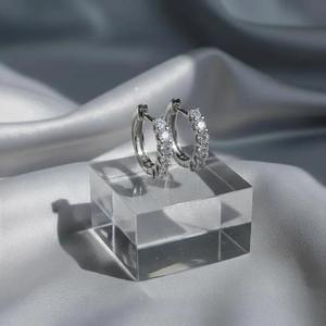 Boucles d'oreilles en argent sterling 925 avec diamant moissanite de forme ronde, cadeau pour elle - Product Image 3