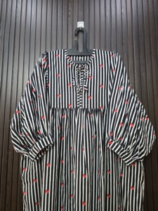 Robe courte trapèze à manches longues pour femme, motif cœurs rayés noir et blanc, col noué, poignets à volants - Product Image 6