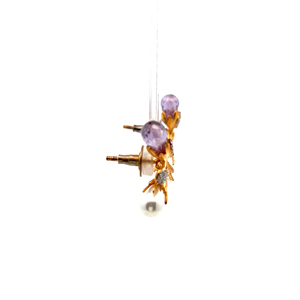 Elegantes pendientes dorados con un motivo floral esculpido y enredado, adornados con piedras brillantes similares a diamantes. - Product Image 3