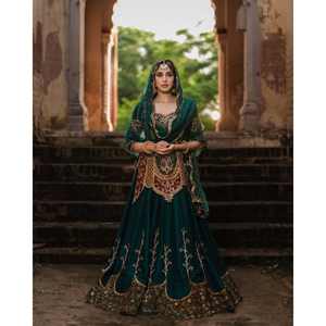 Ensemble de lehenga pour femme, haut de fête vert, avec un magnifique dupatta, taille L, par ND Designer - Product Image 1