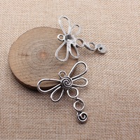 Colgante de Libélula con Cola en Espiral 50x50mm, Aleación de Zinc Plateada Antigua, Alas de Alambre Calado para Creación de Collares Boho