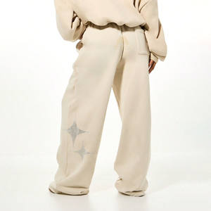 Pantalones de chándal de felpa 100% algodón, corte holgado y cintura media, estilo jogger, con logotipos de pedrería para niña - Product Image 2