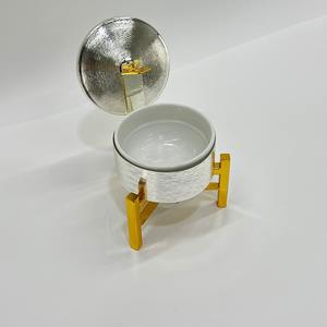 Réchaud alimentaire moderne en porcelaine texturée argentée avec support en fer doré, plat rond élégant pour buffet de mariage et traiteur - Product Image 5