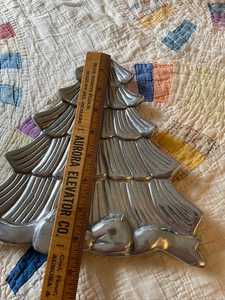 Assiette décorative vintage en métal pour Noël avec motif nœud pour la table de fête - Product Image 4