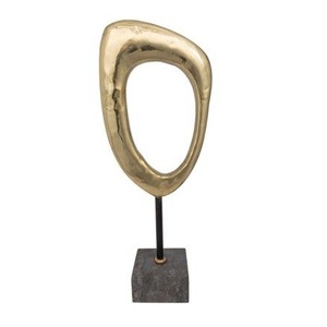 Escultura Moderna de Pareja Abrazándose dentro de un Anillo de Corazón de Madera, Figura Decorativa de Aluminio Hecha a Mano, Escultura Humana para el Hogar - Product Image 3