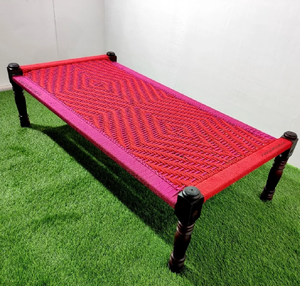 Lit charpai en teck artisanal avec charpente rustique et tressage de cordes géométriques, disponible à prix de gros. - Product Image 6