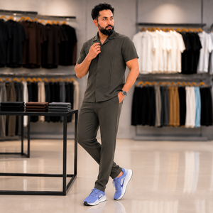 Conjunto Deportivo para Hombre en Verde Oliva con Rayas – Tela Premium, Traje Deportivo Informal para Correr y Pantalones Deportivos para Uso Diario - Product Image 2