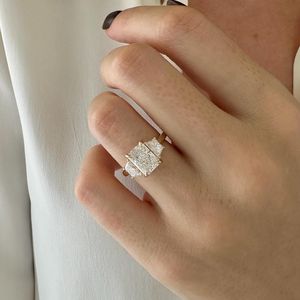 Bague en diamant de laboratoire radiant 3 TCW, Bague trois pierres radiant et trapézoïdal, Trois pierres en taille trilliant, Certifiée IGI - Product Image 5