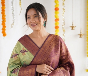 Green and Maroon Cotton <b>Saree</b> with Peacock Motif Traditional Indian Wedding Wear <b>for</b> <b>Women</b> Floor-Length Sun Protection - Product Image 4