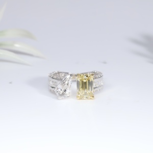 TULSIYA JEWELS Anillo de compromiso y boda de oro Moi Et Toi con diamante blanco de corte rombo cultivado en laboratorio, banda de cóctel llamativa, de lujo y alta joyería - Product Image 1
