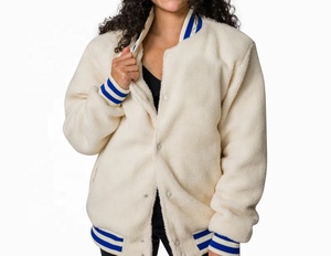 Veste universitaire d'hiver en tissu sherpa, sur mesure, pour femmes, style bomber, avec broderie, style old school, veste universitaire de baseball - Product Image 4