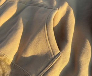 Sweat à capuche unisexe imprimé par pulvérisation, coupe confortable, pull-over, vêtement d'hiver, style décontracté doux, logo imprimé en relief sur le devant, service OEM, sweats à capuche pour hommes - Product Image 3