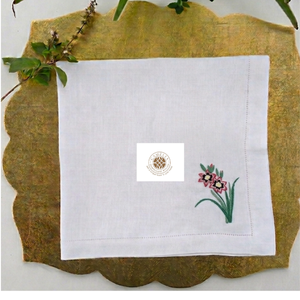 Servilleta de lino bordada con lirios del valle, puntadas delicadas que evocan un encanto natural y suave para la decoración del hogar. - Product Image 1