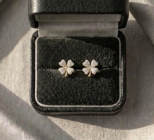 Exclusivos Pendientes de Diamantes Naturales de 0.50 CTW con Diseño de Trébol, Amuleto de la Suerte en Oro con Diamantes Pavé y Diseño Floral - Product Image 6