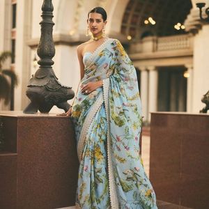 Sari de georgette fresco y puro con estampado floral, adornado con zari y lentejuelas en toda la superficie y borde con blusa a juego de Royal Export. - Product Image 1