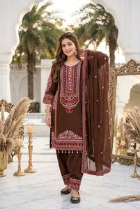 Ensemble prêt-à-porter en Chanderi Mul avec broderie de créateur, travail de sequins et miroirs faits à la main, comprenant un haut, un pantalon Plazzo et un dupatta. - Product Image 2