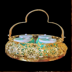 Cesta cuadrada moderna dorada con un asa geométrica elegante y un patrón decorativo de corazones, disponible a precios de mayorista. - Product Image 5