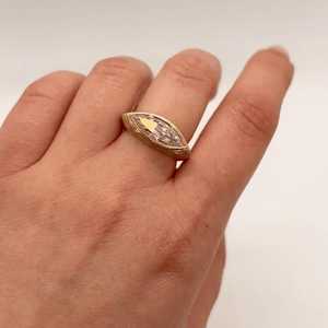 Bague de fiançailles solitaire de luxe en or 14K avec diamant de laboratoire CVD IGI taille marquise serti clos, 2,5 carats, texturé et effilé, style East West - Product Image 4