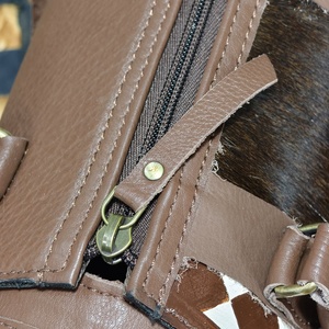 Bolso de mano de cuero vacuno marrón de lujo con rayas blancas y borlas, asa de cuero, bolso cruzado tipo Speedy - Product Image 5