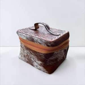 Étui à bijoux vintage en cuir repoussé avec motif en cuir de vachette et fermeture éclair pour le rangement - Product Image 1