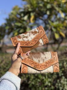 Cartera de Cuero con Grabado Artesanal, Elegante Cartera de Piel de Vaca con Pelaje, Multiusos, Estilo Occidental para Mujer - Product Image 3