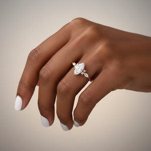 Bague de fiançailles solitaire en diamant de laboratoire taille marquise, or massif 14K 18K, avec pierres latérales florales, bijou de mariée unique - Product Image 6