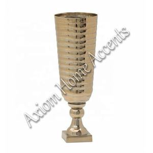 Vase élégant de style moderne fabriqué à la main artisanalement pour une décoration unique de la maison par Axiom Home Accents - Product Image 1