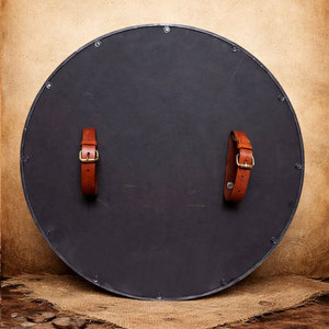 Grand bouclier rond en bois de style viking, artisanat d'inspiration nordique pour décoration, accessoires de costume et collection - Product Image 2