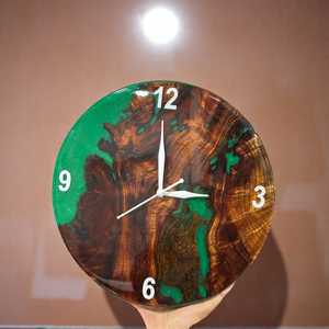 Horloge murale en bois et résine époxy vert forêt, faite à la main, bord brut, art mural unique, décoration rustique, horloge en bois et résine unique - Product Image 2
