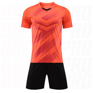 Conjunto de camiseta deportiva de fútbol premium para hombre con camiseta de manga corta y pantalones cortos a juego, uniforme de fútbol transpirable de secado rápido para exteriores - Product Image 1