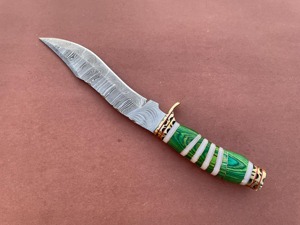 Cuchillo Bowie de Caza y Camping Personalizado de Damasco, Hoja Fija Afilada como una Navaja con Mango de Madera de Resina y Funda de Cuero, OEM Personalizable - Product Image 3