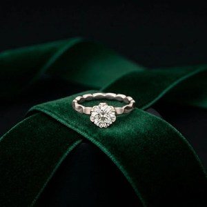 Bague unisexe en argent 925 avec moissanite taille ronde style floral, bague de fiançailles moderne, cadeau idéal pour anniversaire et fêtes - Product Image 6