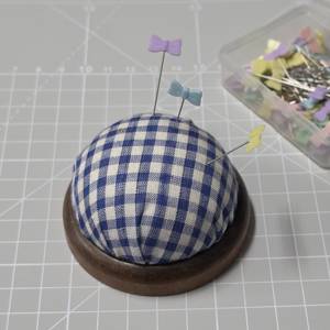 Cojín para alfileres AA0082 con base de madera | Accesorios para Coser a Mano | Cojín Redondo a Cuadros Rojos y Blancos con Botón, Accesorio de Costura - Product Image 1