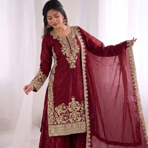 Présentation de la nouvelle collection de créateurs SILK avec un ensemble haut-bas et dupatta entièrement brodé et orné de motifs complexes, entièrement cousu. - Product Image 1