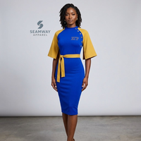 Robe moulante mi-longue Sigma Gamma Rho pour femme, bleu et or, à blocs de couleur contrastés, avec manches cape, détails boutonnés et ceinture à nouer à la taille