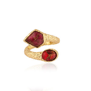 Anillo ajustable de serpiente con apertura frontal, chapado en oro de 18k, con doble gema de rubí Mohave y turquesa cobriza, joyería llamativa. - Product Image 1