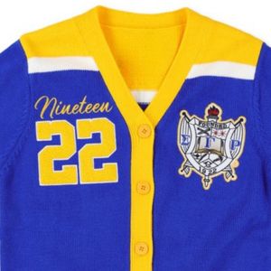 เสื้อคาร์ดิแกนไหมพรม Sigma Gamma Rho สำหรับทุกเพศ เสื้อผ้าชมรมกรีก งานถักคุณภาพพรีเมียม ติดกระดุมด้านหน้า ให้ความอบอุ่น สวมใส่สบาย เหมาะสำหรับนักศึกษา - Product Image 3