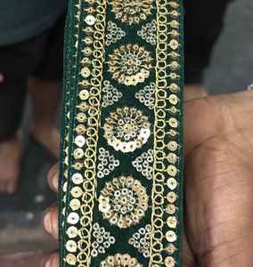 Encaje bordado de primera calidad con un elegante diseño floral, perfecto para decorar saris, lehengas y vestidos. - Product Image 1