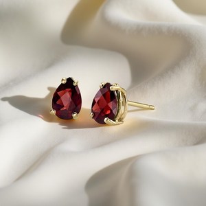 Boucles d'oreilles clous délicates en grenat taille poire, argent sterling 925 plaqué or 14 carats, bijou pierre de naissance de janvier, cadeau - Product Image 1