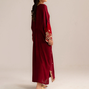 Elegante Vestido Maxi Rojo de Gasa con Bordado Dorado, Cuello en V, Manga Farol, Corte A y Estilo Imperio para Otoño - Product Image 4