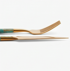 Ensemble de couverts Glam Gold avec manches turquoise, passe au lave-vaisselle, parfait pour les mariages et les dîners. - Product Image 3