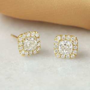 Boucles d'oreilles classiques en or jaune massif plaqué, serties de diamants taille coussin et halo, solitaires étincelants créés en laboratoire, bijoux de mariage - Product Image 2