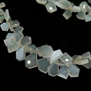 Piedra lunar blanca natural facetada, forma escaleno, cuentas de piedra preciosa tipo briolette para la fabricación de joyería, cuentas de piedra lunar facetadas al por mayor. - Product Image 5