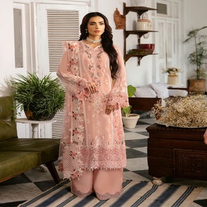 Ensemble de 3 pièces Ramsha Volume Dastak en mousseline de soie, longueur ras du sol, sans plis, style ethnique moderne, pour femmes, par les créateurs pakistanais et indiens - Product Image 3
